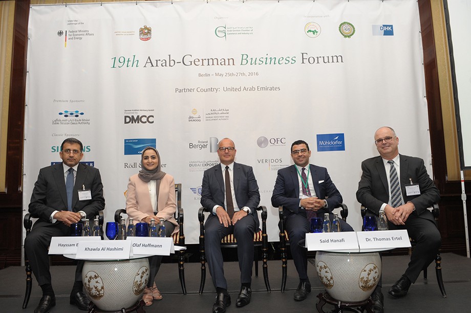 (v.l.) Hayssam El Masri (President, Sharjah Oasis Real Estate), Khawla Al Hashimi (Design Manager, Sharjah Investment and Development Authority), Olaf Hoffmann (Vice President, Ghorfa), Said Hanafi (Vice Chairman, Orascom Housing) und Thomas Ertel (Managing Director, bw-engineers)