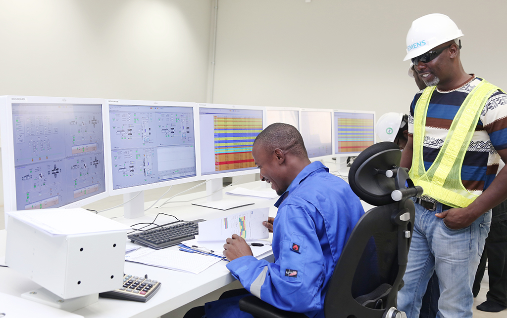 Azura Edo Siemens Employee In Yellow And Other Inside © Top Cmedia